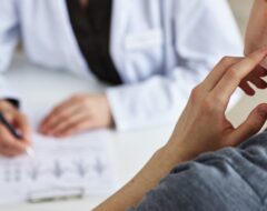 Tratamento natural para dores como a saúde integrativa avalia o corpo de forma completa - Dr. Kellyson