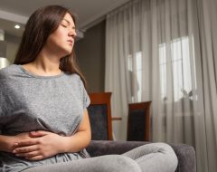 Tratamento natural para saúde do intestino: como cuidar da causa dos desconfortos digestivos - Dr. Kellyson